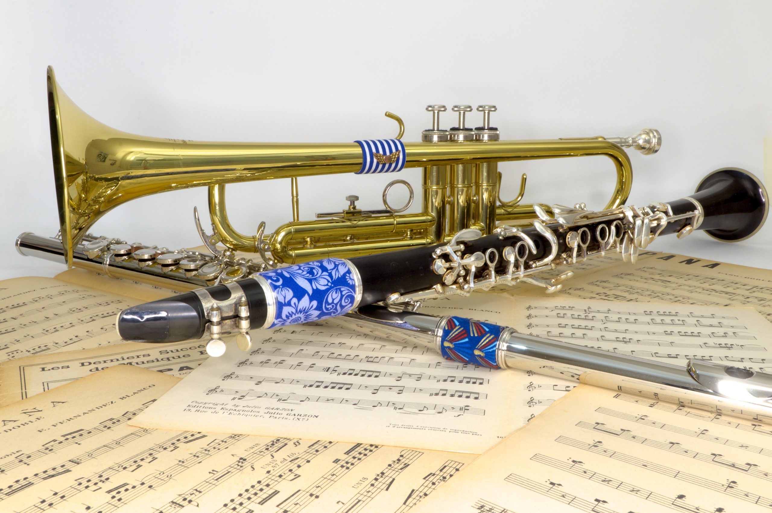 Décorations petit+ sur une flute, une clarinette et une trompette